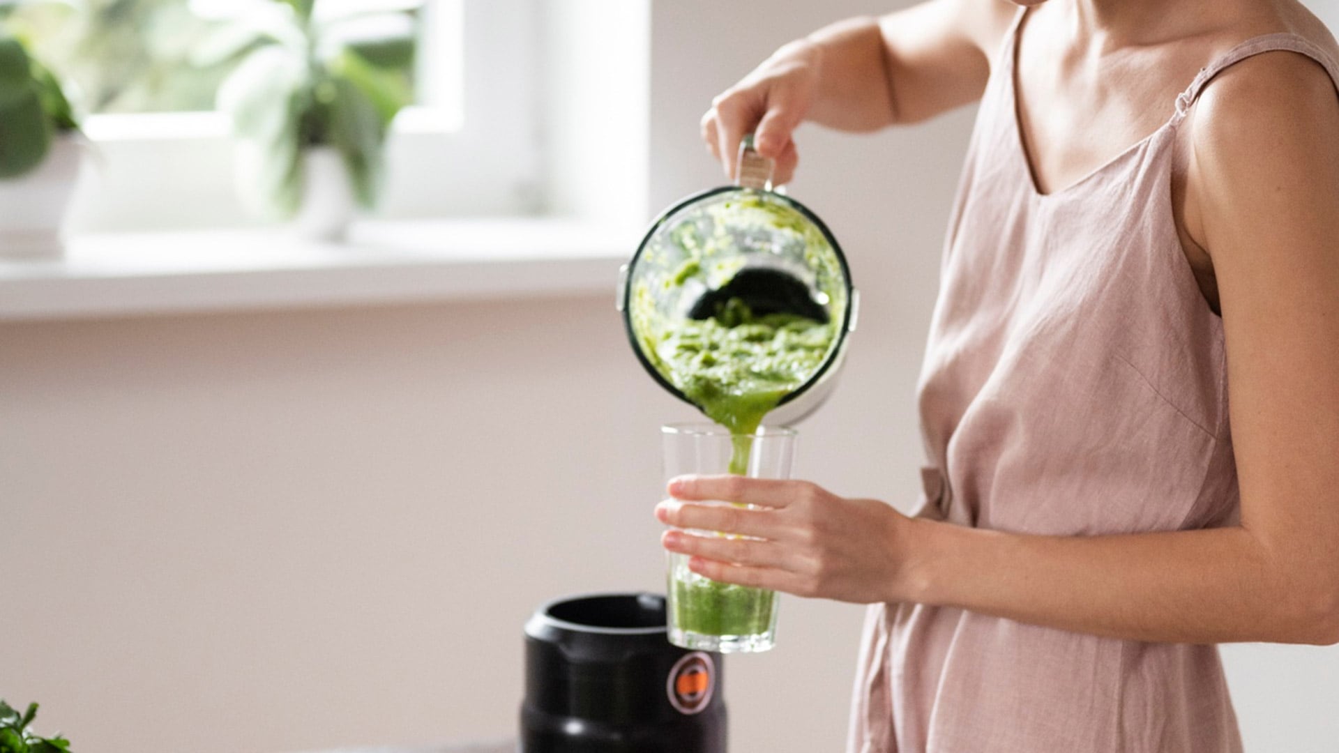 El jugo verde debe incorporarse como complemento de una alimentación equilibrada y hábitos saludables, no reemplazando tratamientos médicos, para controlar la glucosa eficazmente (Freepik)
