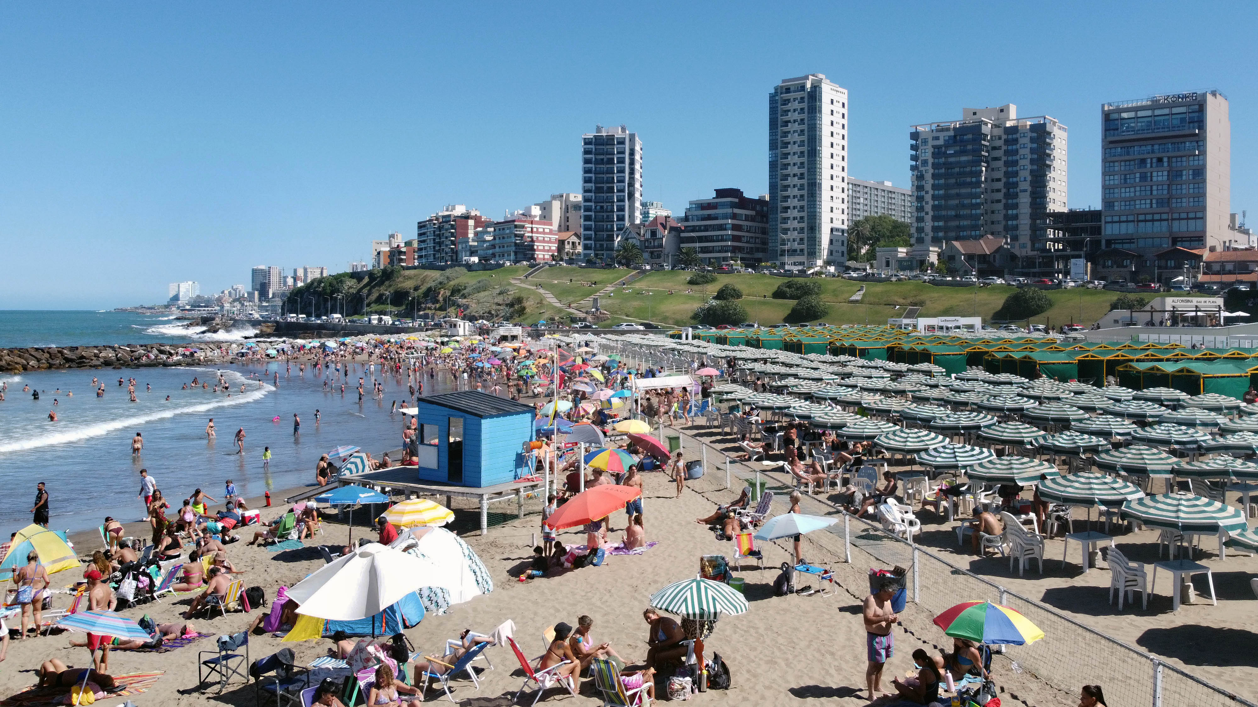 La arena y el agua reflejan los rayos solares y multiplican su intensidad por eso el riesgo persiste aun bajo la sombra en playas y piletas (Jose Tetty)