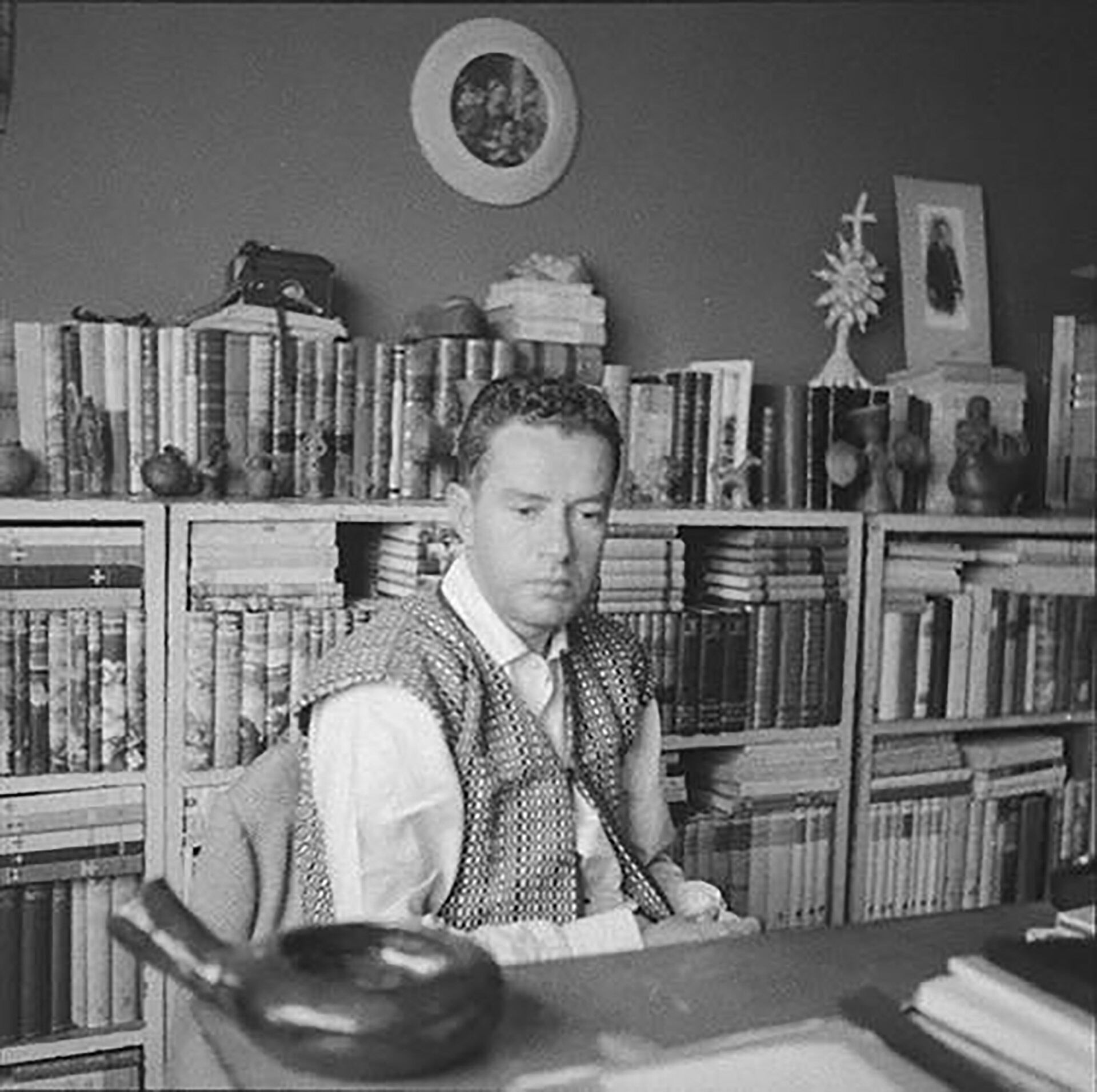 El lenguaje de Rulfo, breve y cargado de silencios, refleja la aridez de los paisajes y la resignación de sus protagonistas