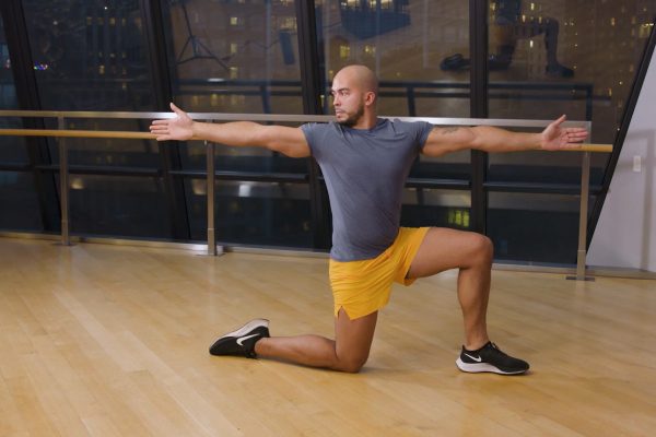 Cuatro estiramientos que mejoran la movilidad de la espalda en personas sedentarias, según un experto