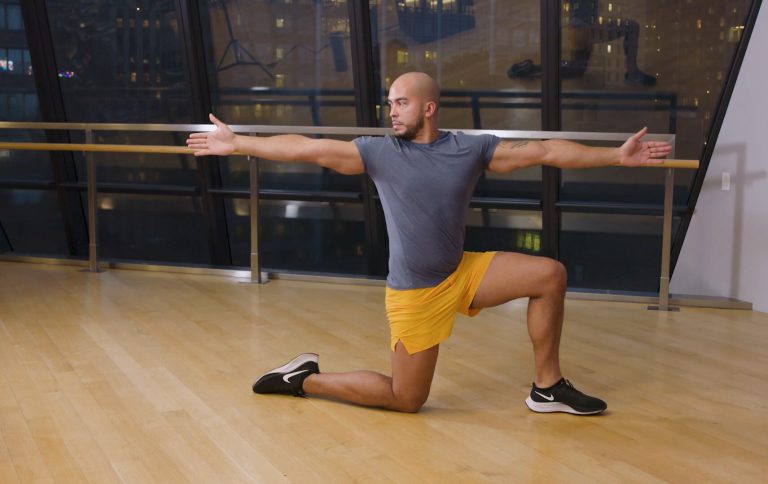 Cuatro estiramientos que mejoran la movilidad de la espalda en personas sedentarias, según un experto