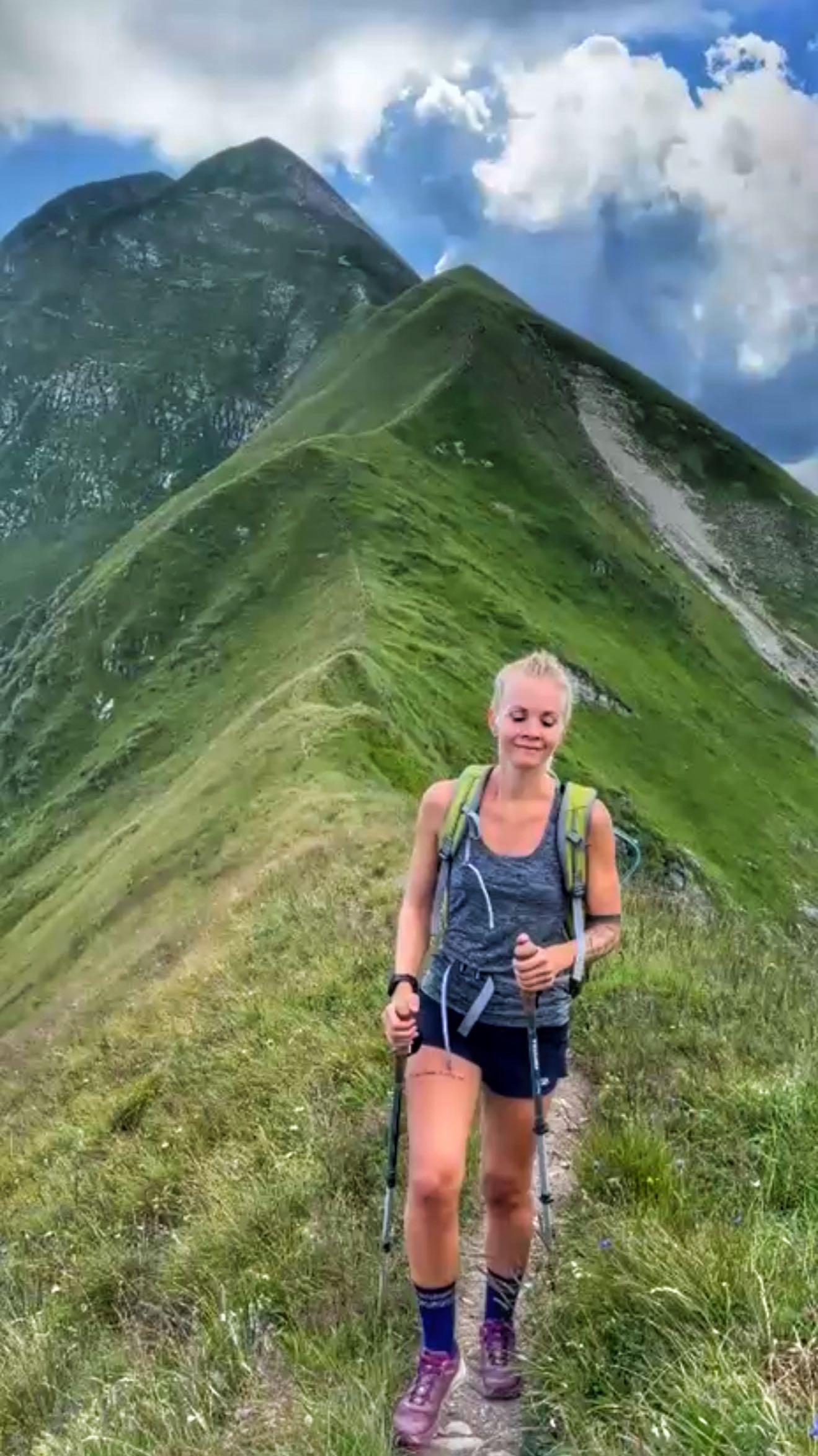 Anna aparece en sus redes en playas como haciendo andinismo