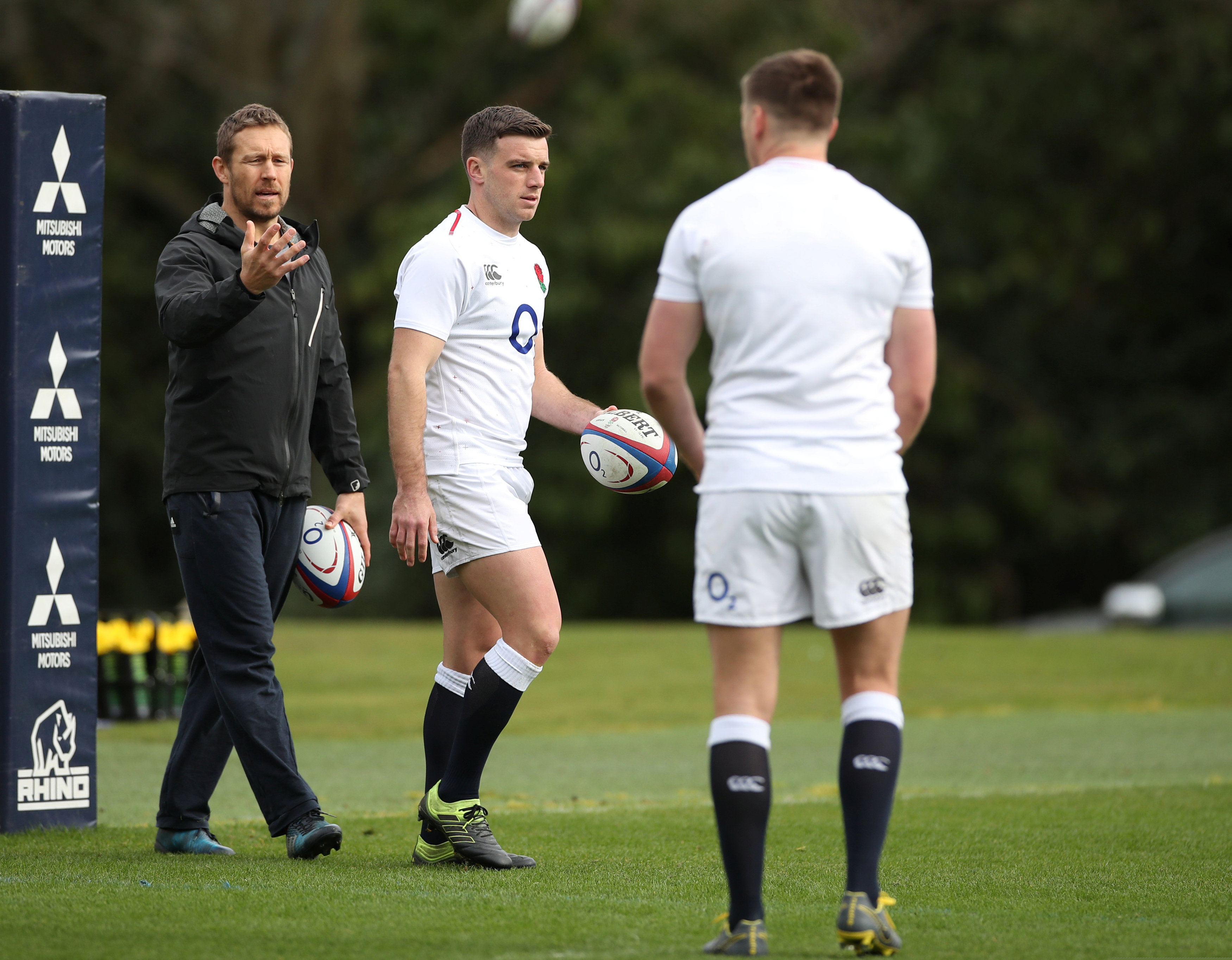 Jonny Wilkinson junto a George Ford y Owen Farrell en un entrenamiento de Inglaterra (Action Images via Reuters/Peter Cziborra)