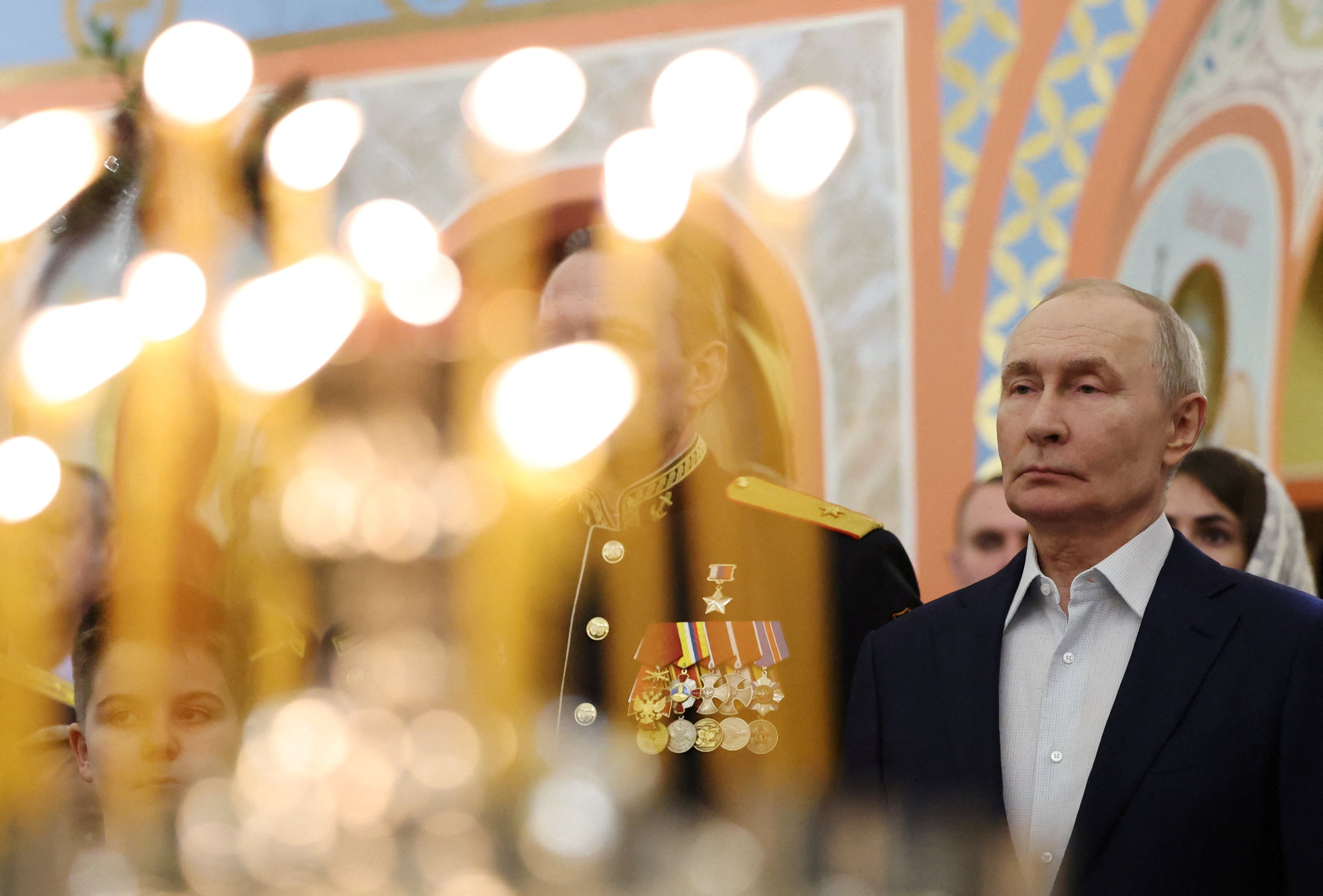El presidente de Rusia, Vladimir Putin, acompañado por militares y sus familiares, asiste a la liturgia ortodoxa de Navidad en la Iglesia del Gran Mártir San Jorge el Victorioso en Solnechnogorsk, región de Moscú, el 7 de enero de 2026. Putin aseguró en la misa que la operación militar especial es una guerra 