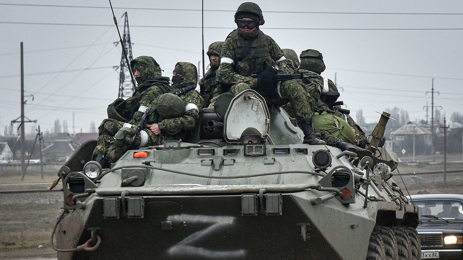Soldados rusos en un vehículo blindado BTR-80 avanzan hacia territorio ucraniano en la carretera cerca de Armiansk, Crimea, el 25 de febrero de 2022. Lo que debía ser una 