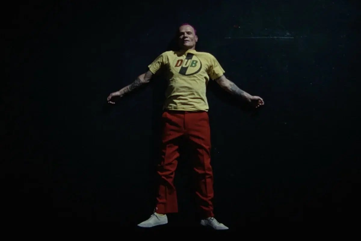 El disco incluye colaboraciones con artistas como Thom Yorke, Nick Cave, Josh Johnson, Jeff Parker y Anna Butterss, enriqueciendo el sonido jazzístico del proyecto (Captura de video)