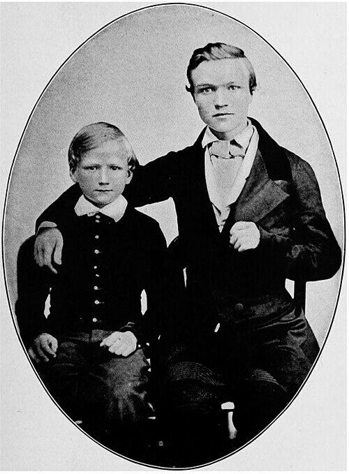 Carnegie, de 16 años, con su hermano menor Thomas, c. 1851 (Wikimedia)