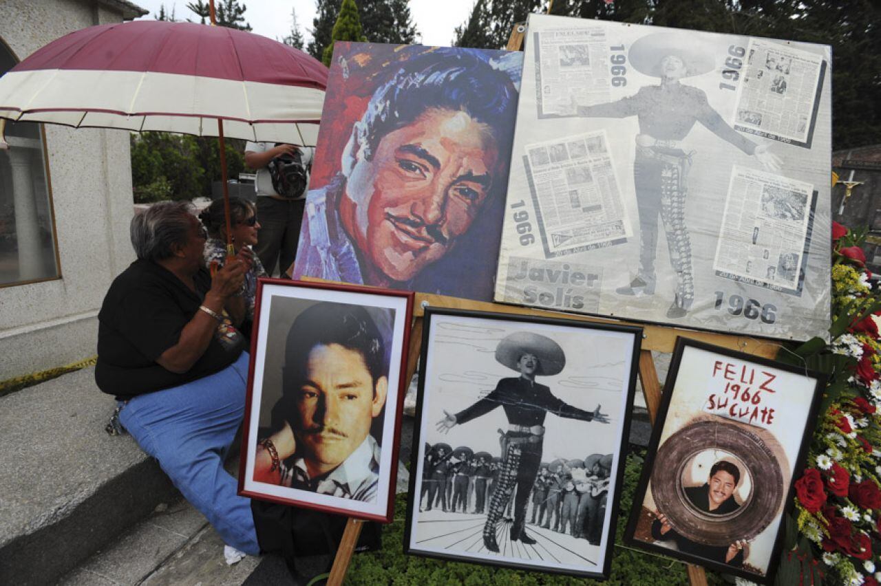 Cada 19 de abril se reúnen en el Panteón Jardín admiradores de Javier Solís para honrar su recuerdo y su música (Foto: Cuartoscuro)