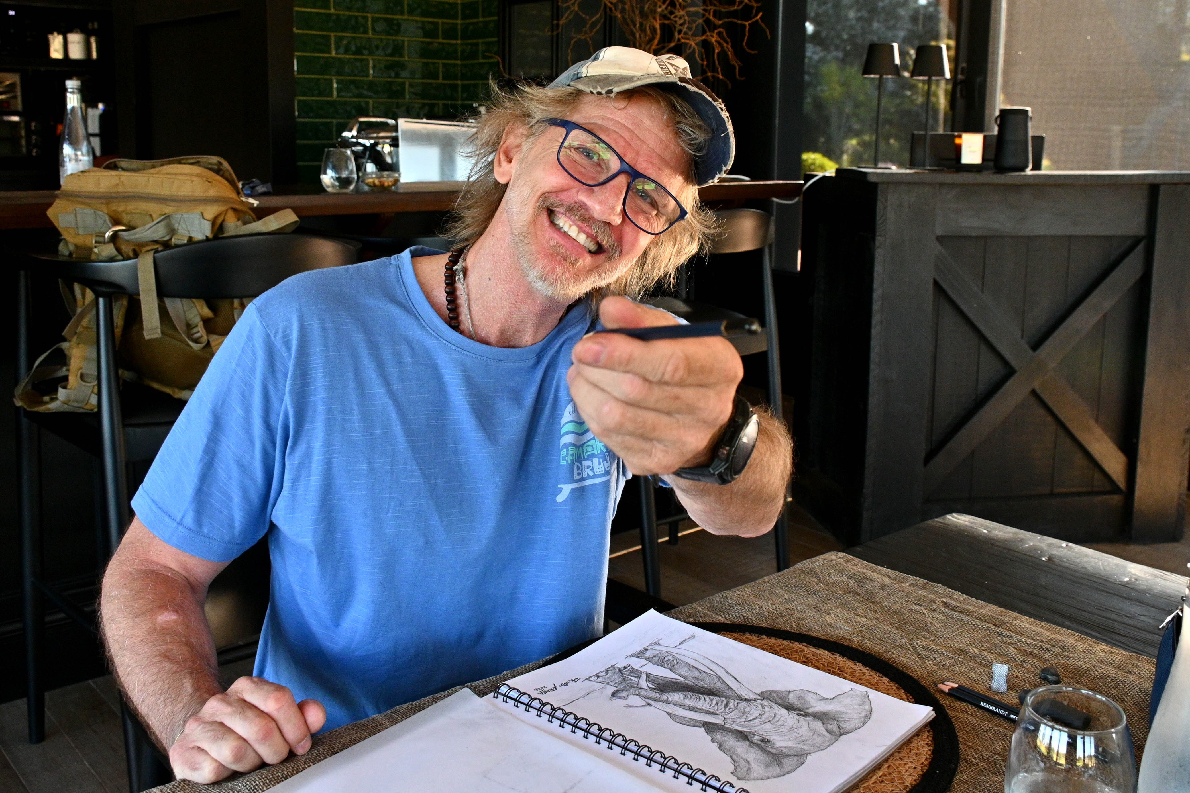 Facundo Arana disfruta del verano en Mar del Plata combinando teatro, surf, música y dibujo, sus grandes pasiones (Crédito: Jose Tetty)