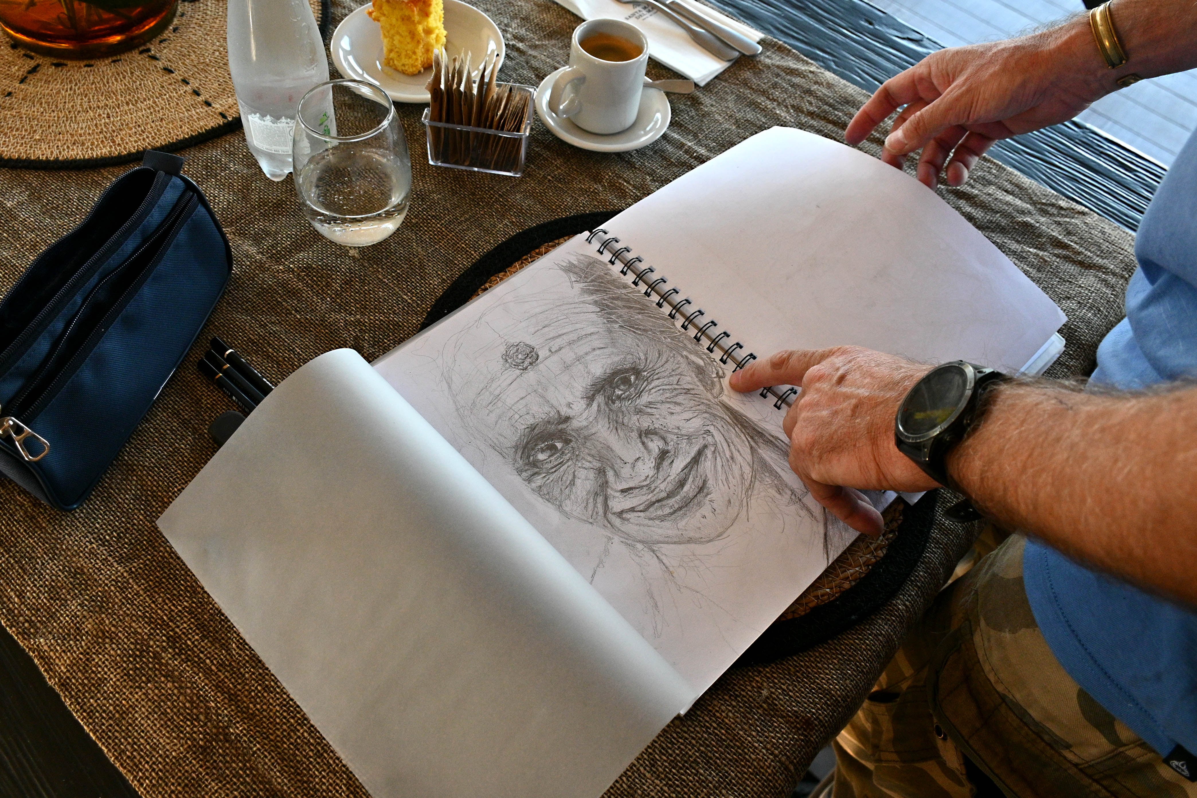 Arana comparte en sus redes sociales su talento para el dibujo, actividad que considera una forma de detener el tiempo y crear desde la inspiración (Crédito: Jose Tetty)