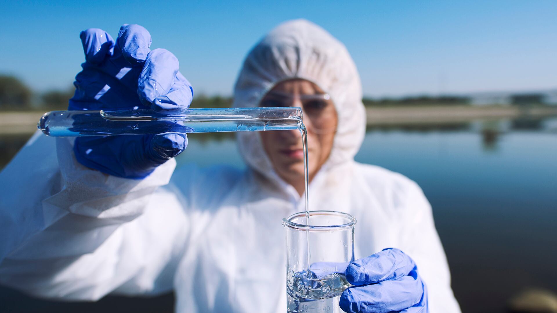 El método desarrollado podría utilizarse para identificar bacterias útiles y rastrear el historial de contaminación de los arroyos urbanos (Freepik)