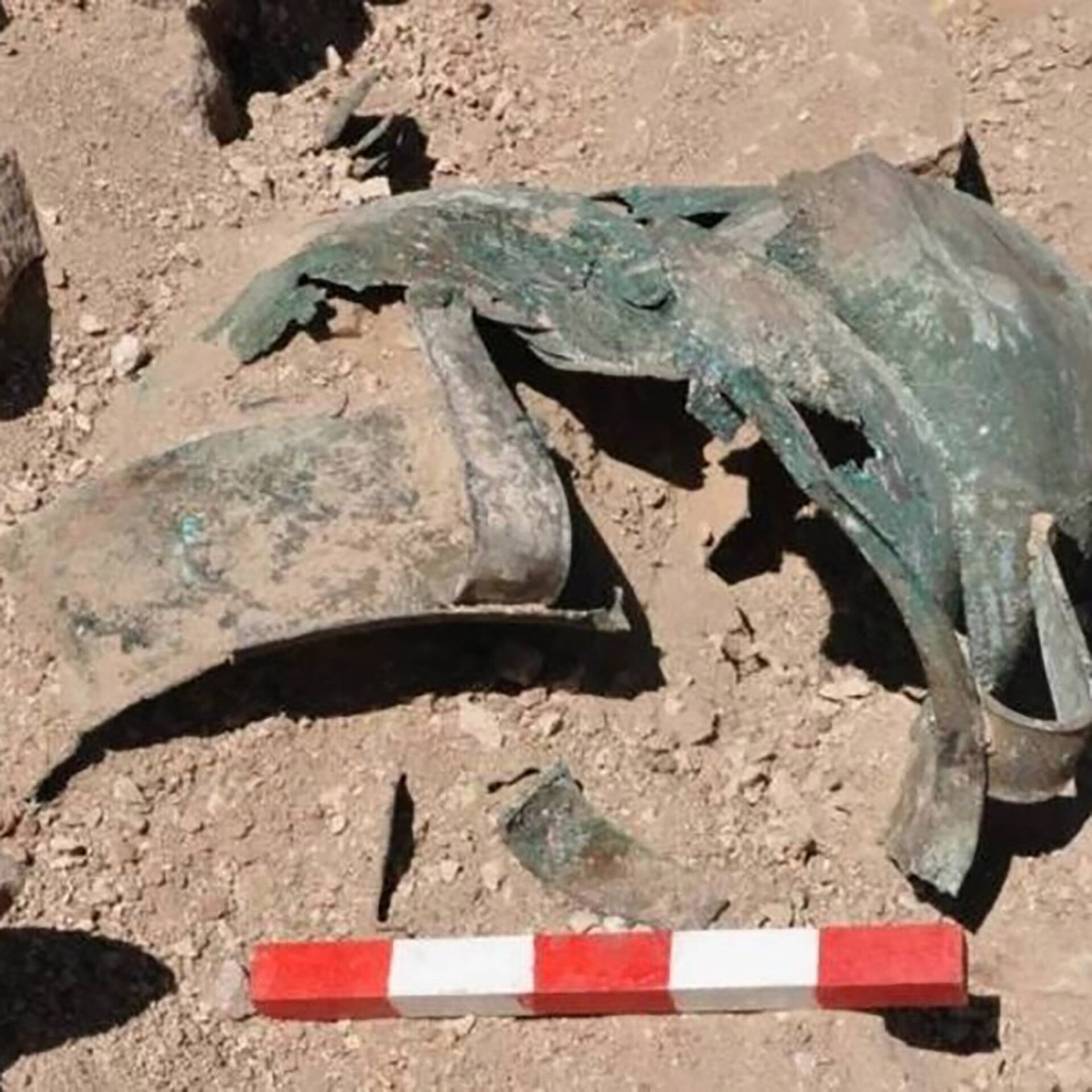 Arqueólogos encontraron en el túmulo vasijas cerámicas y situlas de bronce similares a las halladas en la tumba de Midas