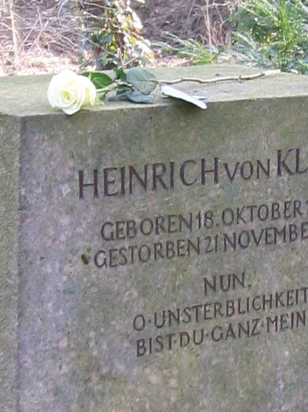 Tumba de Heinrich von Kleist, en la que aparece como epitafio un verso extraído de su obra El príncipe de Homburg (Wikimedia)