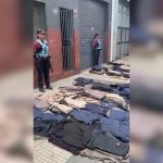 Detuvieron a un empleado infiel de una fábrica textil por robar 700 pantalones junto a dos cómplices