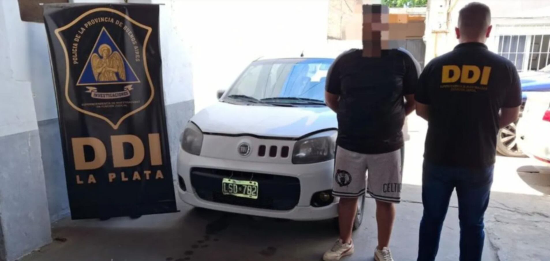 El Fiat Uno con el cual los delincuentes abandonaron la casa robada (0221)