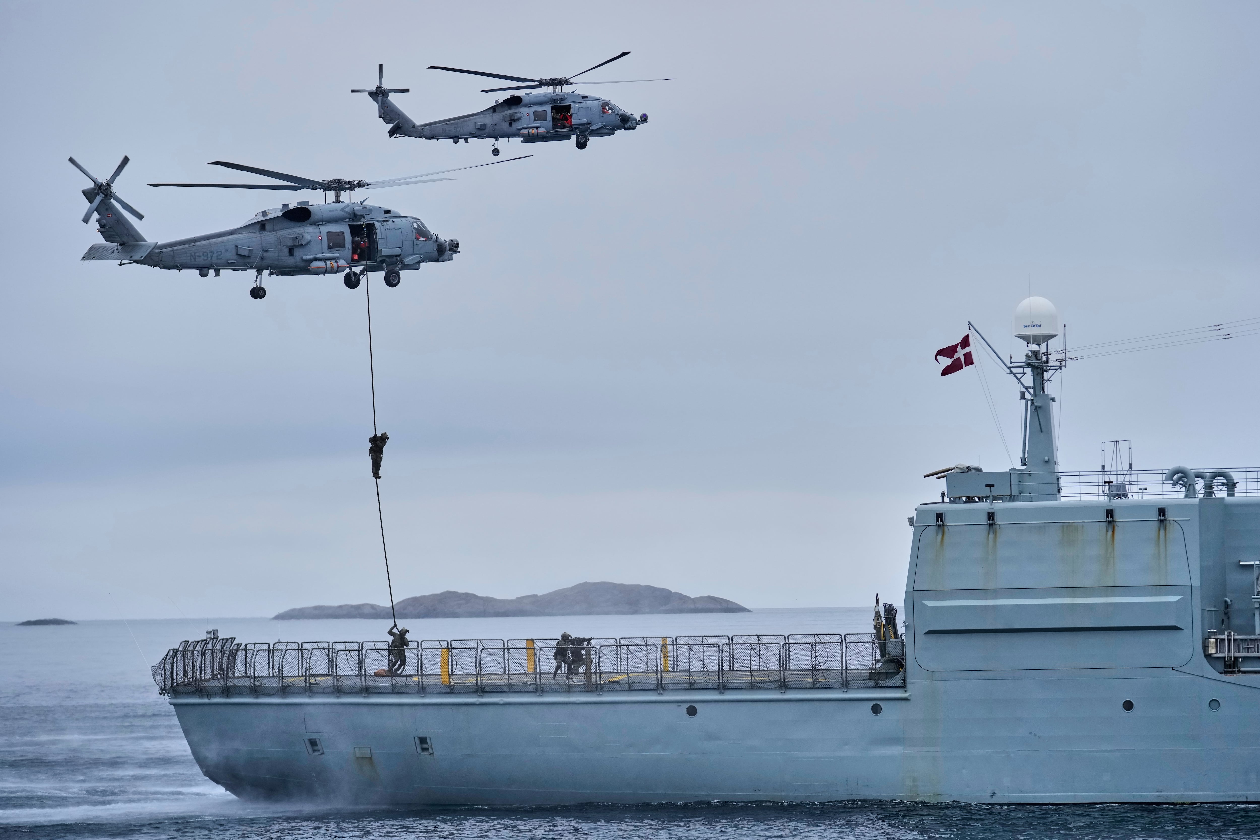 Fuerzas militares danesas participan en un ejercicio con cientos de tropas de varios países europeos miembros de la OTAN en el océano Ártico, en Nuuk, Groenlandia, el lunes 15 de septiembre de 2025. (Foto AP/Ebrahim Noroozi)