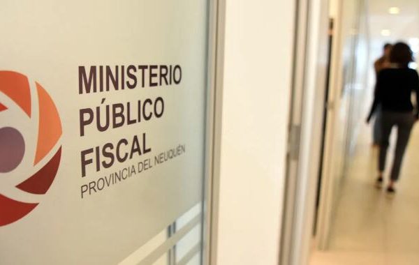 Discutió con su pareja e intentó matar a su hijo adolescente por querer defenderla