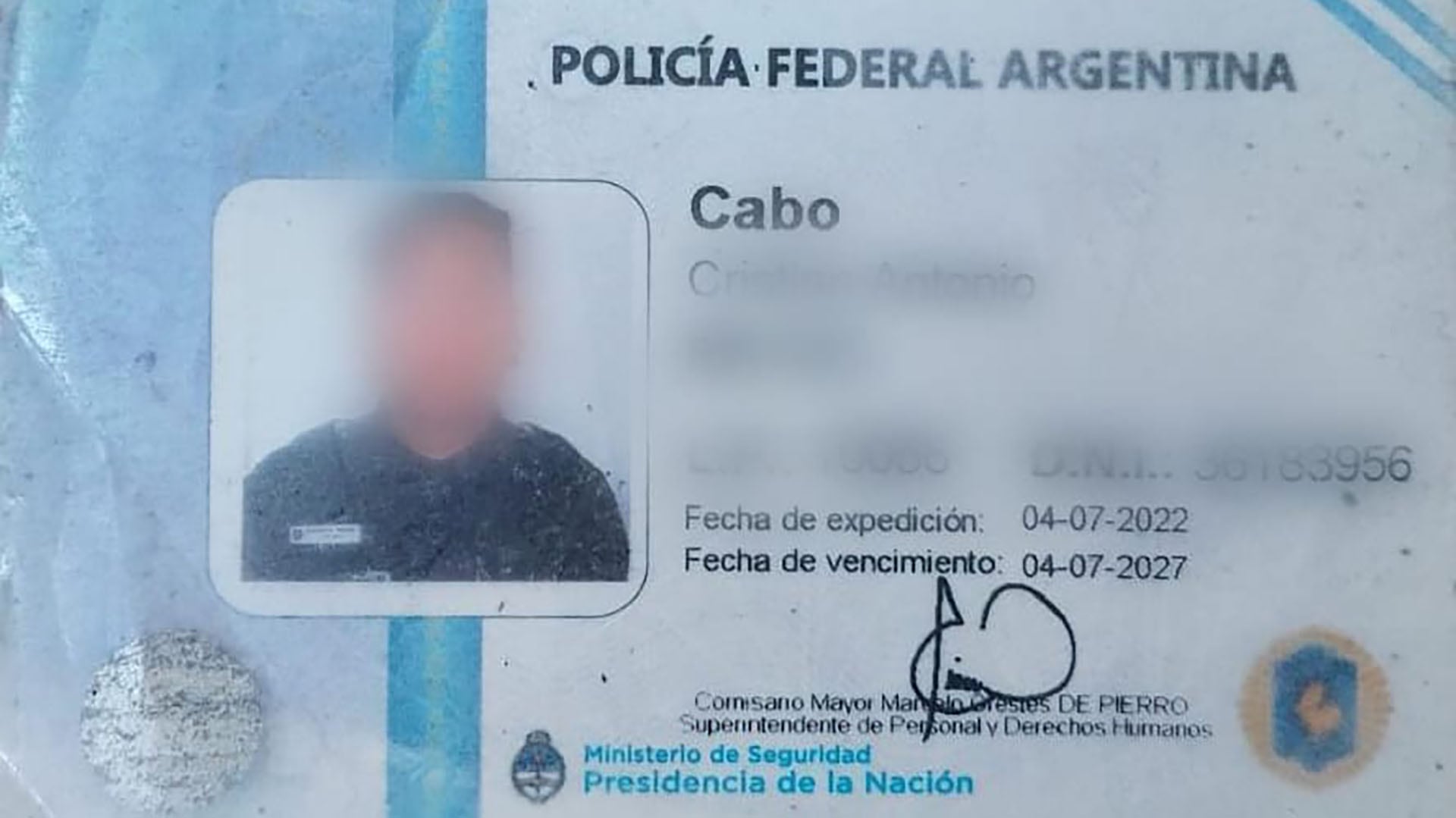 El carnet del detenido, identificado como Cabo de la Policía Federal Argentina