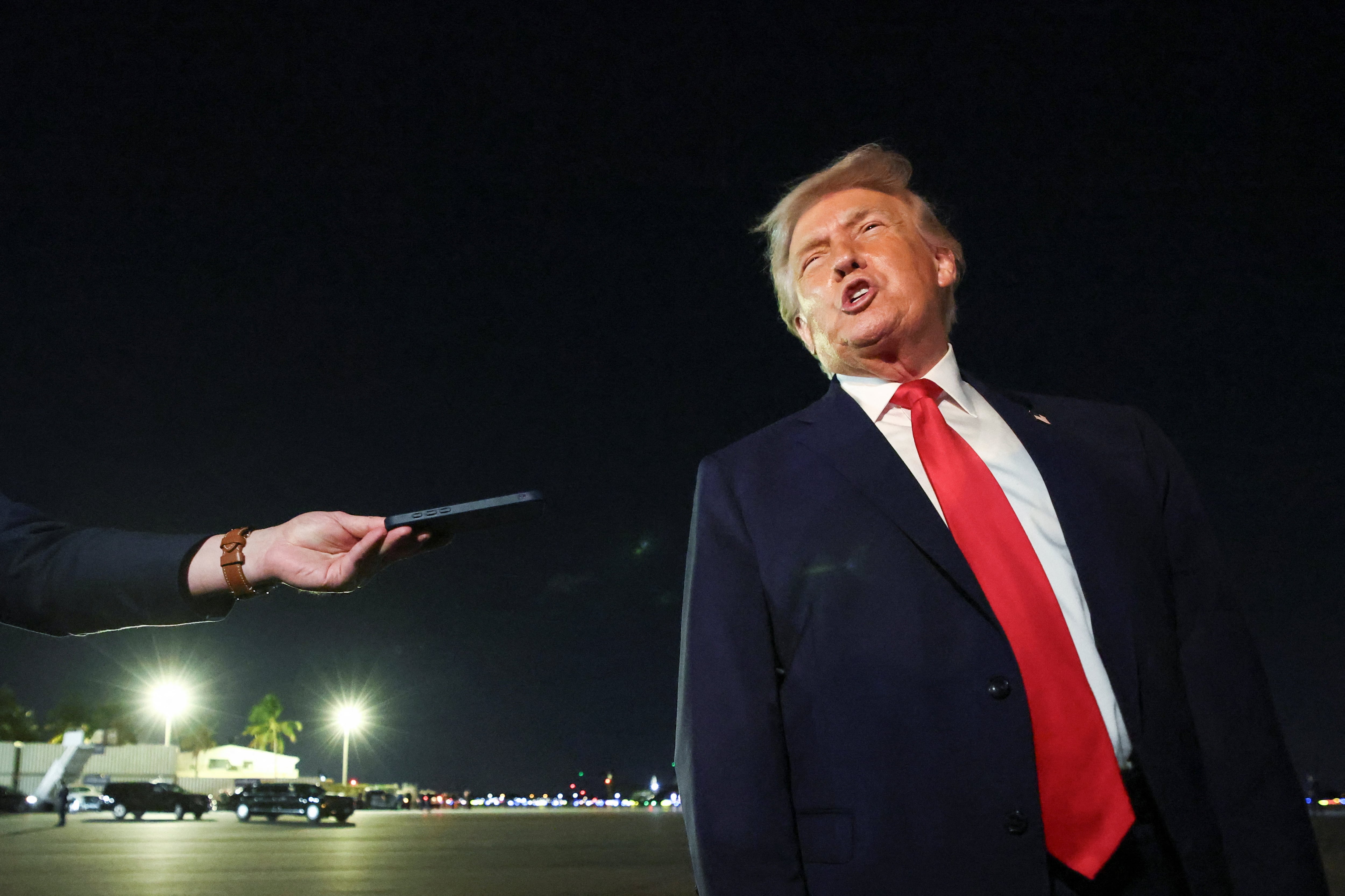 También, reiteró su postura en declaraciones a la prensa antes de despegar del aeropuerto de North Perry, en el estado de Florida, donde expresó que no esperaba resistencia europea a su plan. “No creo que (los líderes europeos) se opongan”, señaló (REUTERS)