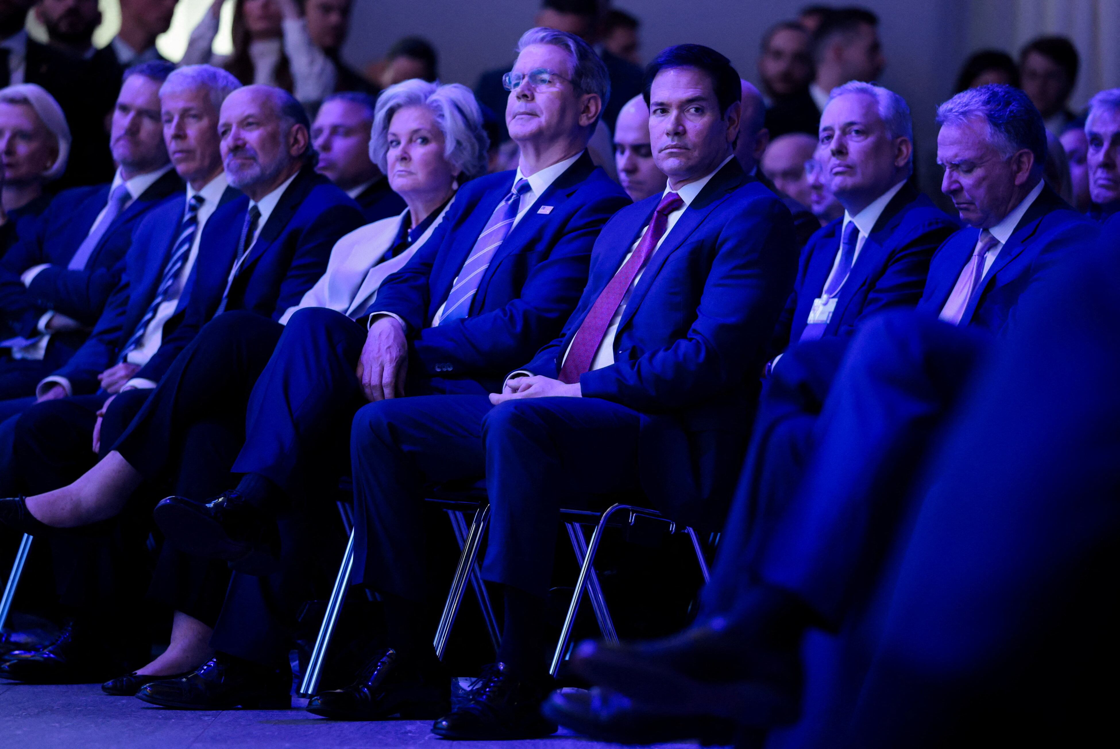 Funcionarios del gobierno estadounidense durante el Foro Económico Mundial en Davos, Suiza, el 21 de enero de 2026, mientras Trump defendía la importancia estratégica de Groenlandia y prometía prosperidad para Venezuela. (REUTERS/Jonathan Ernst)