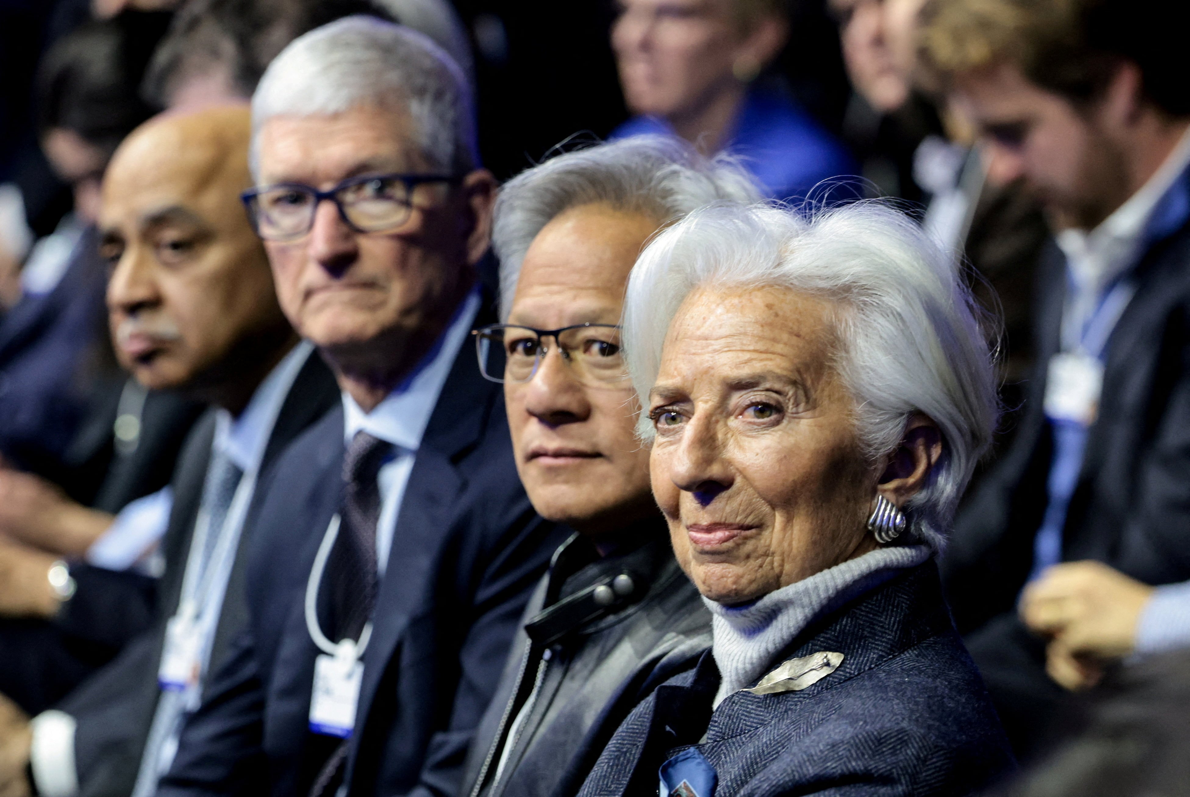 El director ejecutivo de Apple, Tim Cook; el presidente y director ejecutivo de NVIDIA, Jensen Huang, y la presidenta del Banco Central Europeo (BCE), Christine Lagarde, antes del discurso del presidente de Estados Unidos, Donald Trump. (REUTERS/Jonathan Ernst)