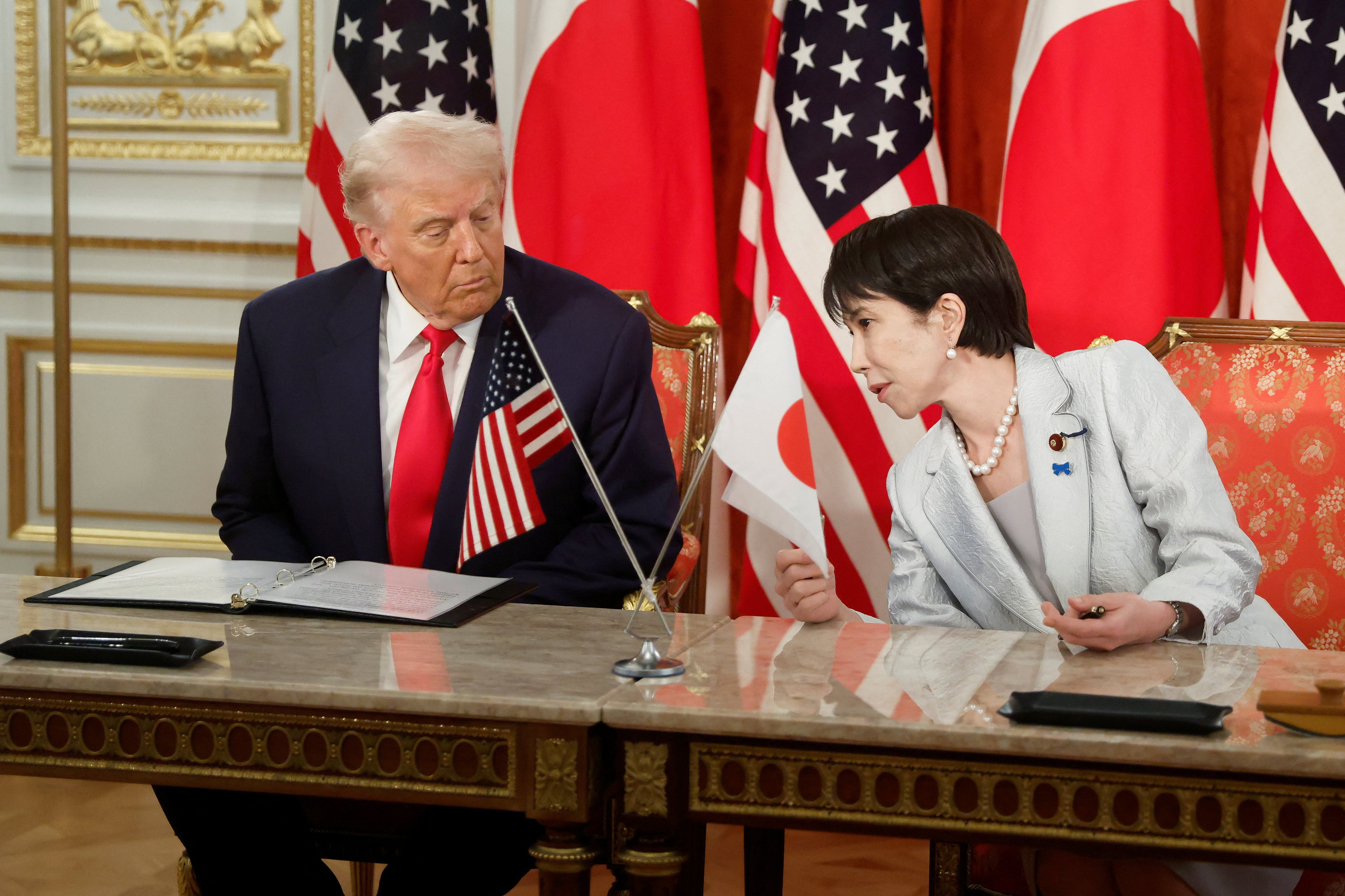 El presidente de Estados Unidos, Donald Trump (izquierda), y Sanae Takaichi, primera ministra de Japón, durante la ceremonia de firma de un documento sobre la implementación del acuerdo comercial entre Estados Unidos y Japón (Kiyoshi Ota/Pool via REUTERS)