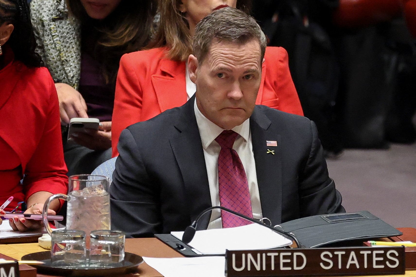 El embajador de Estados Unidos ante las Naciones Unidas, Mike Waltz, asiste a una reunión del Consejo de Seguridad de la ONU ( REUTERS/Brendan McDermid)