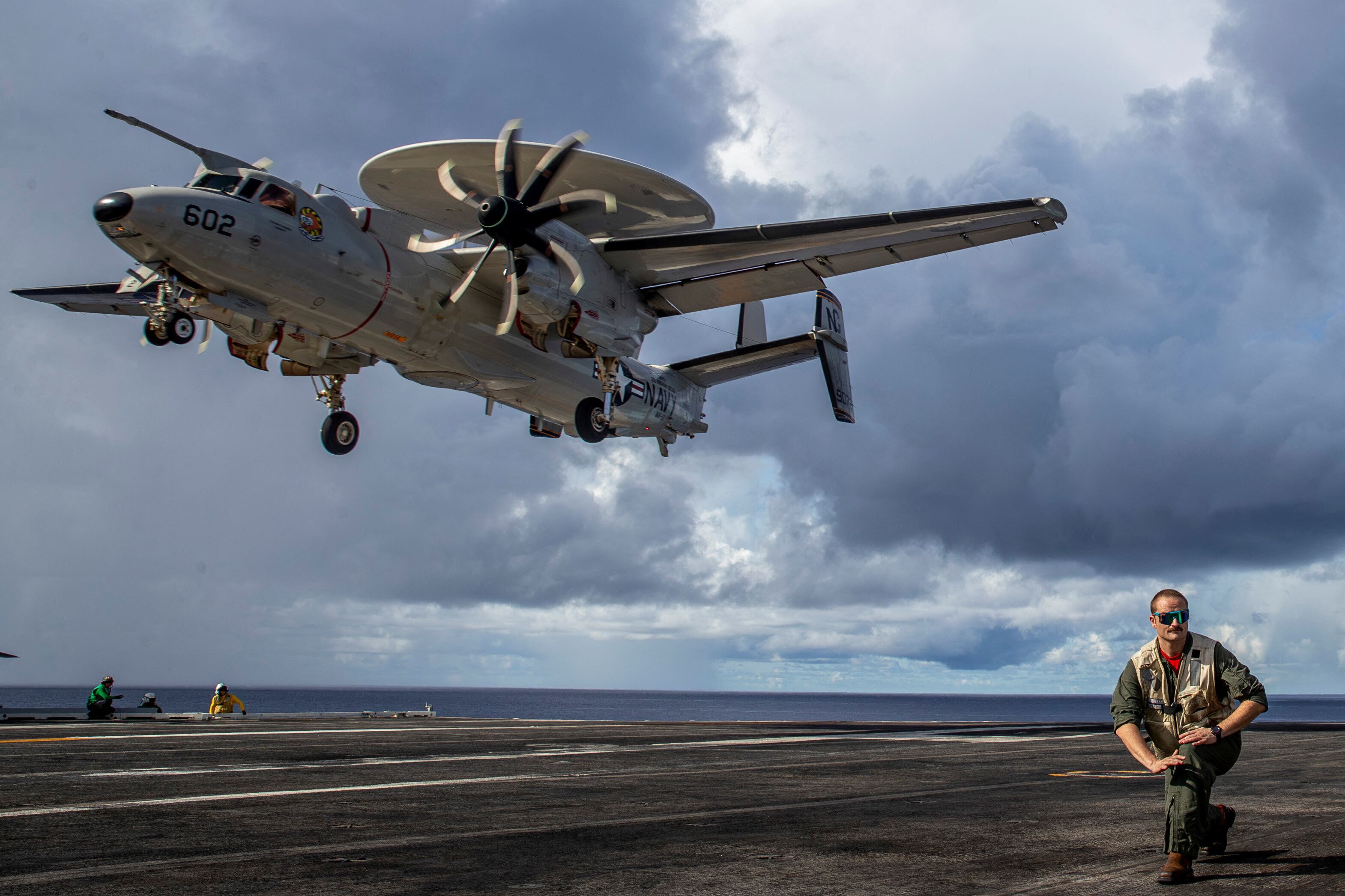El teniente Craig Darling, de Johnstown, Nueva York, asignado al Escuadrón de Comando y Control Aéreo (VAW) 117, observa mientras un E-2D Hawkeye se prepara para realizar un aterrizaje y despegue en la cubierta de vuelo del portaaviones de clase Nimitz USS Abraham Lincoln (CVN 72) (REUTERS/Archivo)