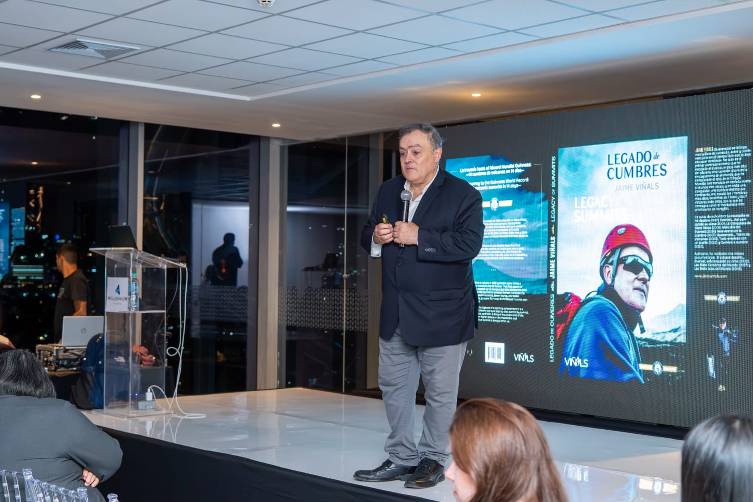 El guatemalteco presentó en San Salvador su nuevo libro, en el cual relata las historias de sus expediciones. /Cortesía