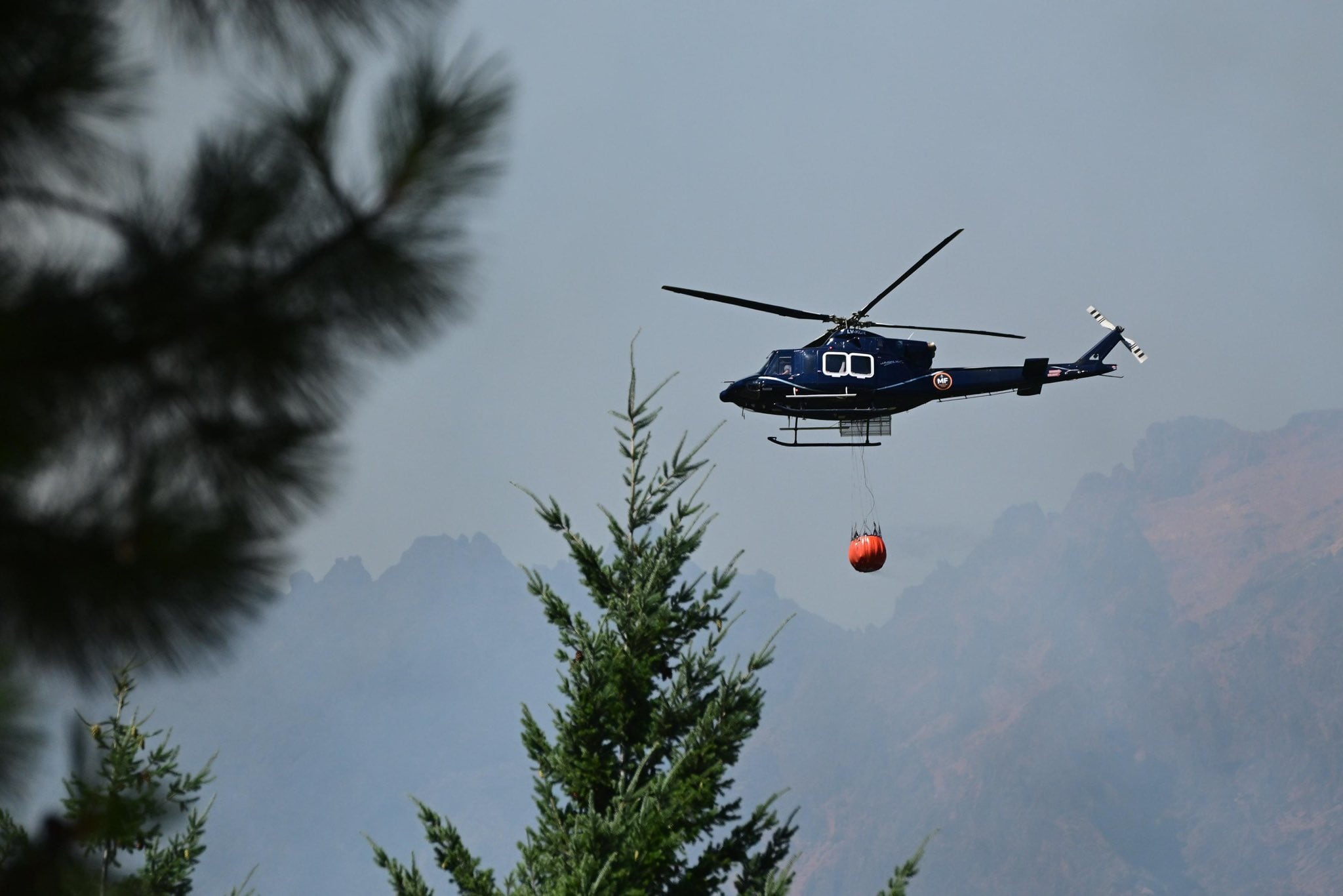 La operación conjunta involucra bomberos voluntarios, brigadistas, equipos de Parques Nacionales y camiones cisterna de Vialidad Nacional para proteger comunidades y ecosistemas (Foto: X Ignacio Torres)