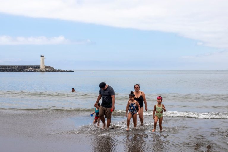 El calor y la deshidratación elevan los casos de infecciones urinarias en verano, advierte EsSalud