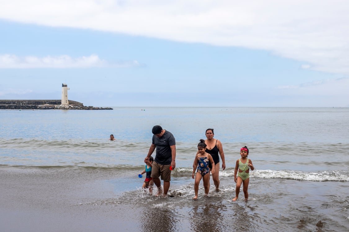 El calor y la deshidratación elevan los casos de infecciones urinarias en verano, advierte EsSalud