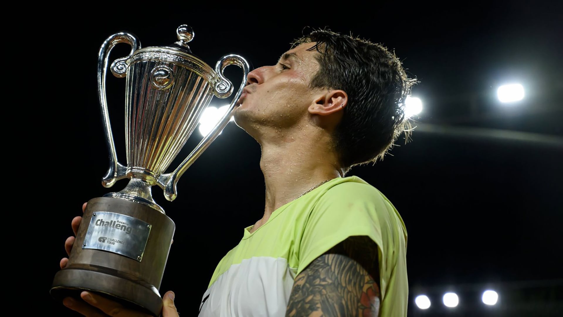 Camilo Ugo Carabelli besa el trofeo en la edición 2025