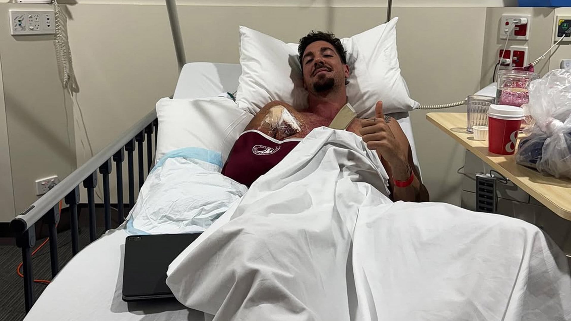 La imagen del australiano luego de la compleja operación en el pectoral que marcó el tramo más difícil de su carrera