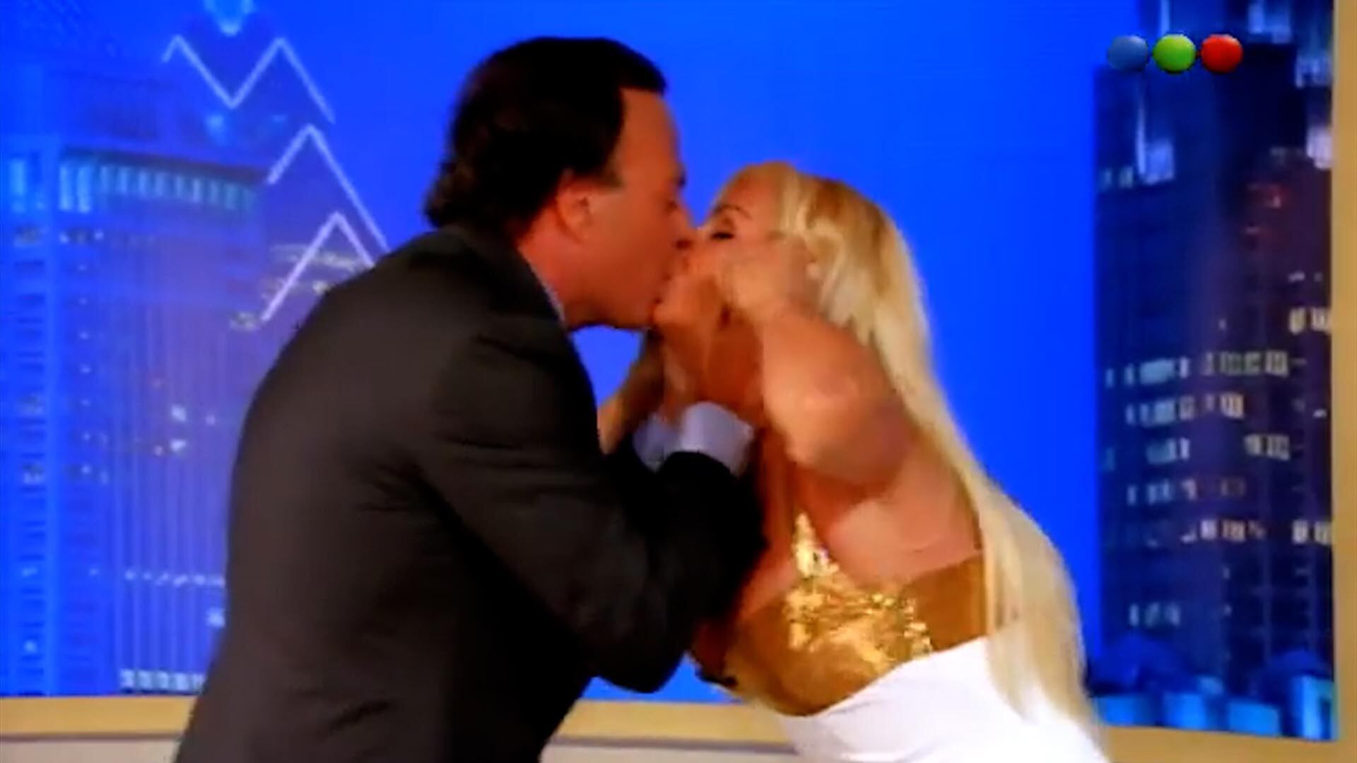 El gesto de Julio Iglesias besando a Susana Giménez en vivo genera incomodidad en la presentadora y despierta polémica en la audiencia