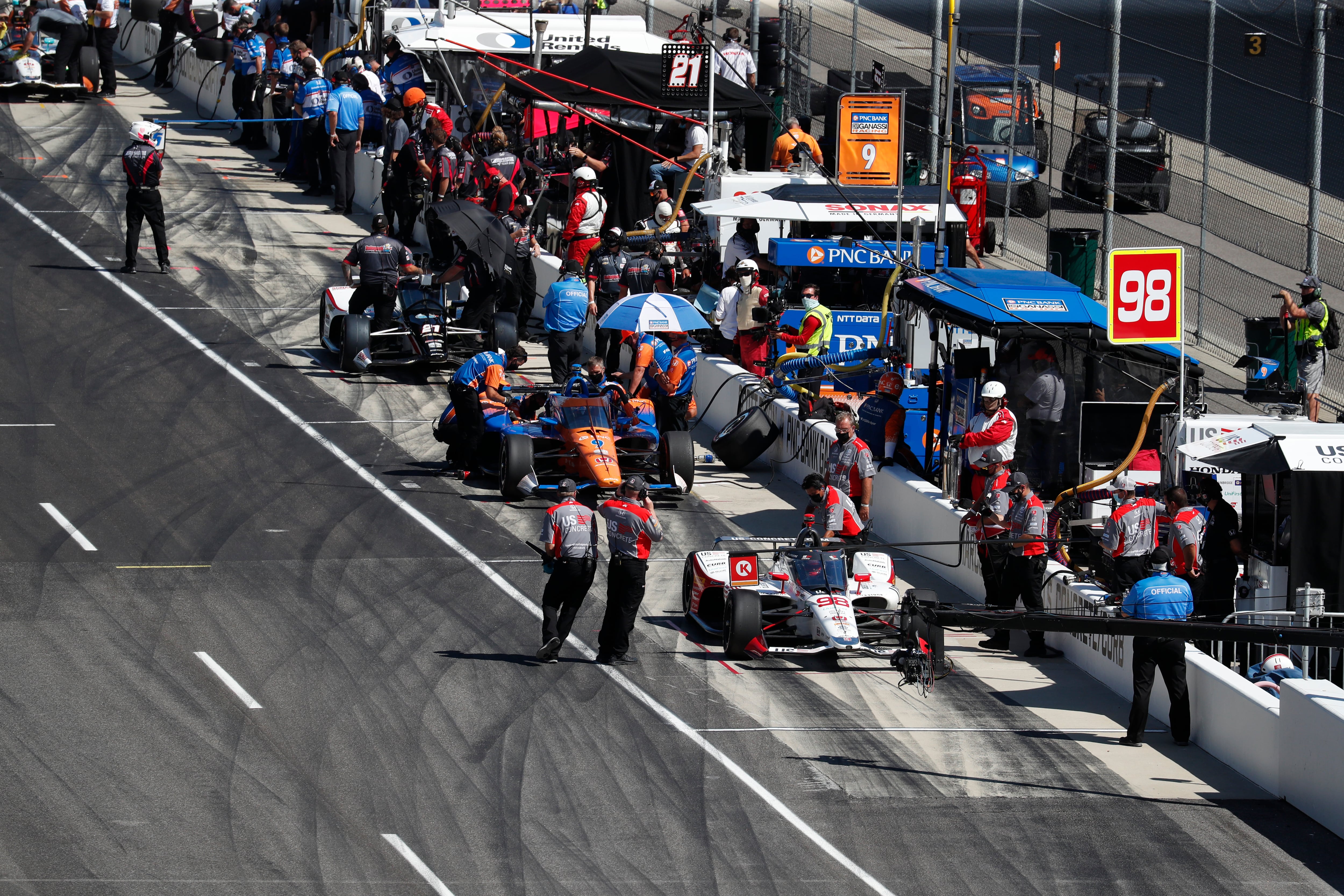 El accidente evidenció la falta de entrenamiento y la necesidad de ropa ignífuga para todo el personal de boxes en carreras automovilísticas (Brian Spurlock/USA TODAY Sports)
