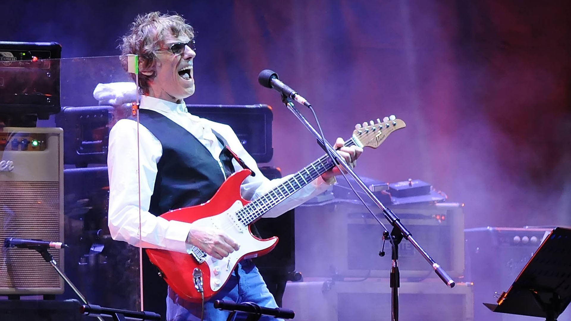 El guitarrista y compositor Luis Alberto Spinetta, una de las figuras más emblemáticas del rock de la Argentina, celebró sus cuatro décadas con la música en un histórico concierto en Vélez, donde actuaron sus
