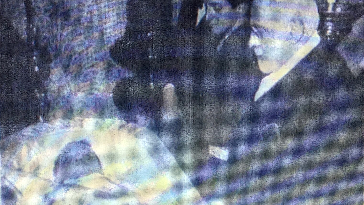 En el velatorio de su amigo y mano derecha, Enzo Bordabehere (Caras y Caretas)