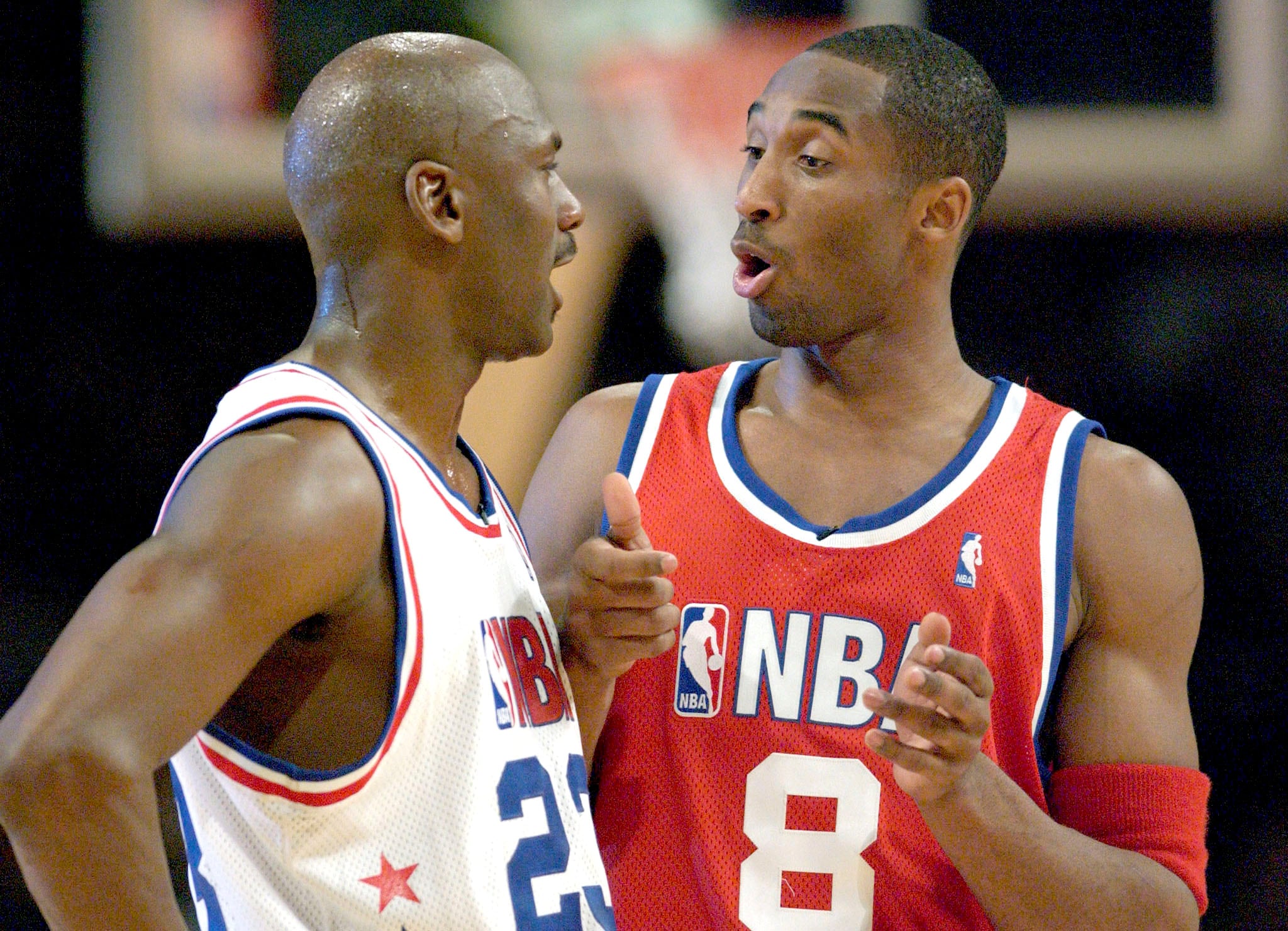 Kobe y MJ durante el All Star Game 2003, el último del histórico 23 en la NBA (REUTERS/Alan Mothner/File Photo)