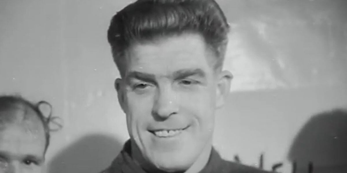 Bartram desconoció que el encuentro había sido suspendido y permaneció bajo los tres palos, vigilando un partido que ya no existía (Captura/YouTube)