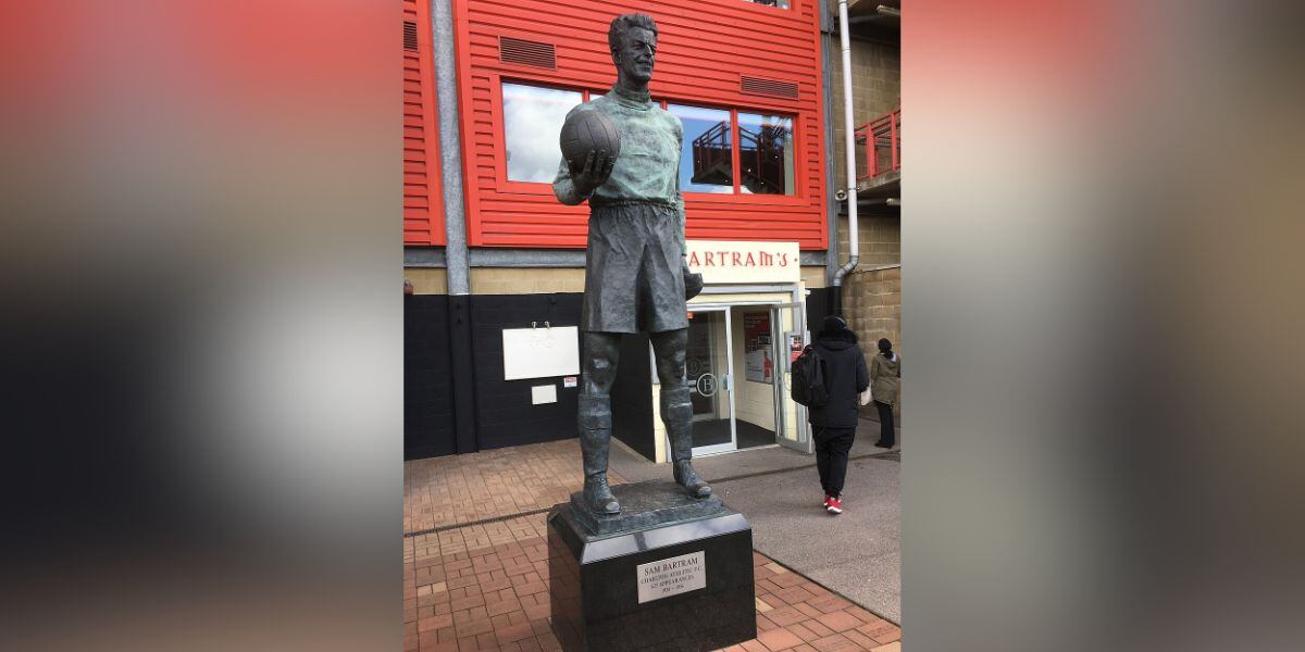 En 2005 se inauguró una estatua de Sam Bartram para homenajear su legado y la historia del club (Wikipedia)
