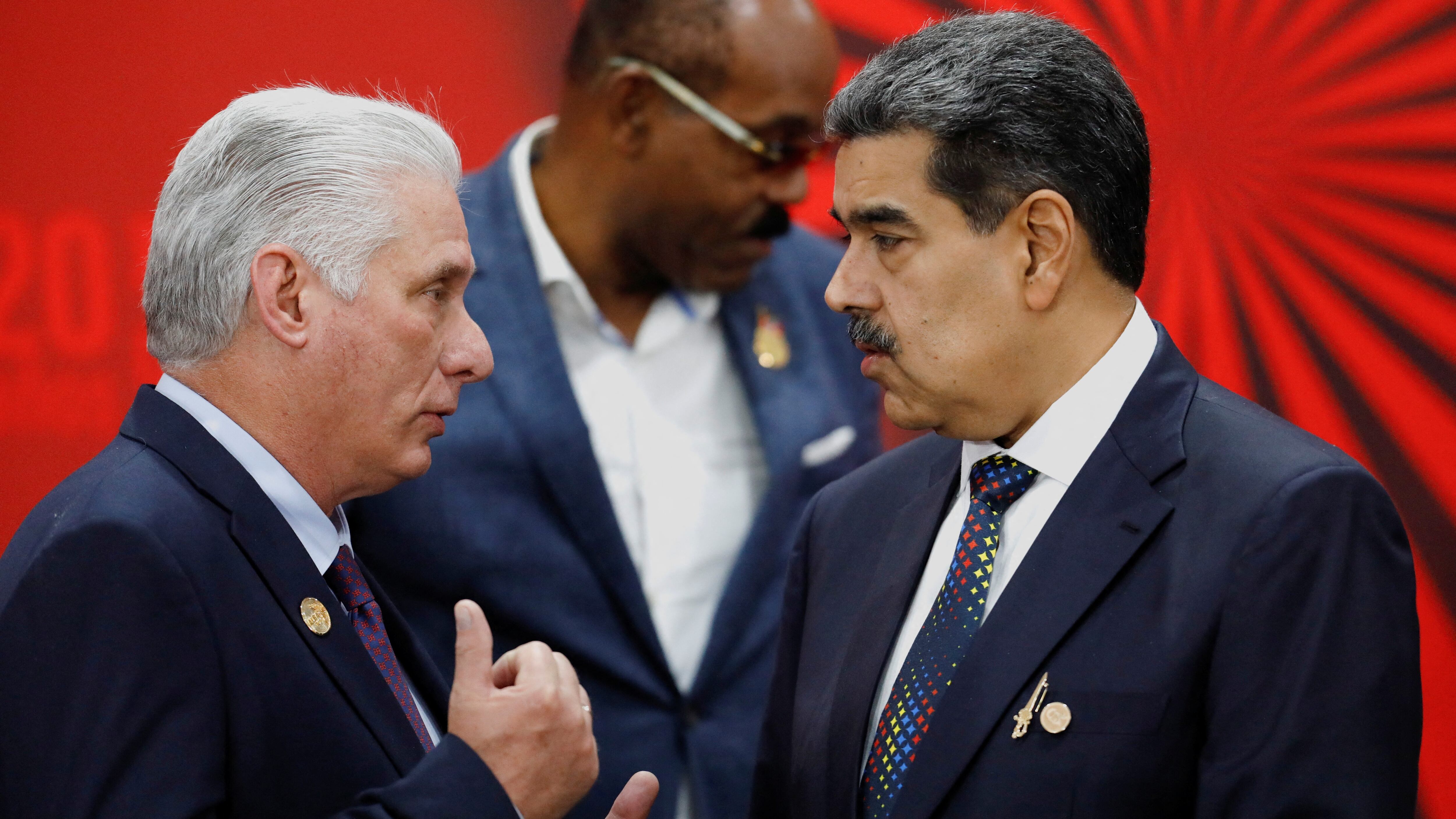 El dictador de Cuba junto al ex líder del régimen venezolano recientemente capturado por fuerzas estadounidenses, Nicolás Maduro (REUTERS/Leonardo Fernandez Viloria)