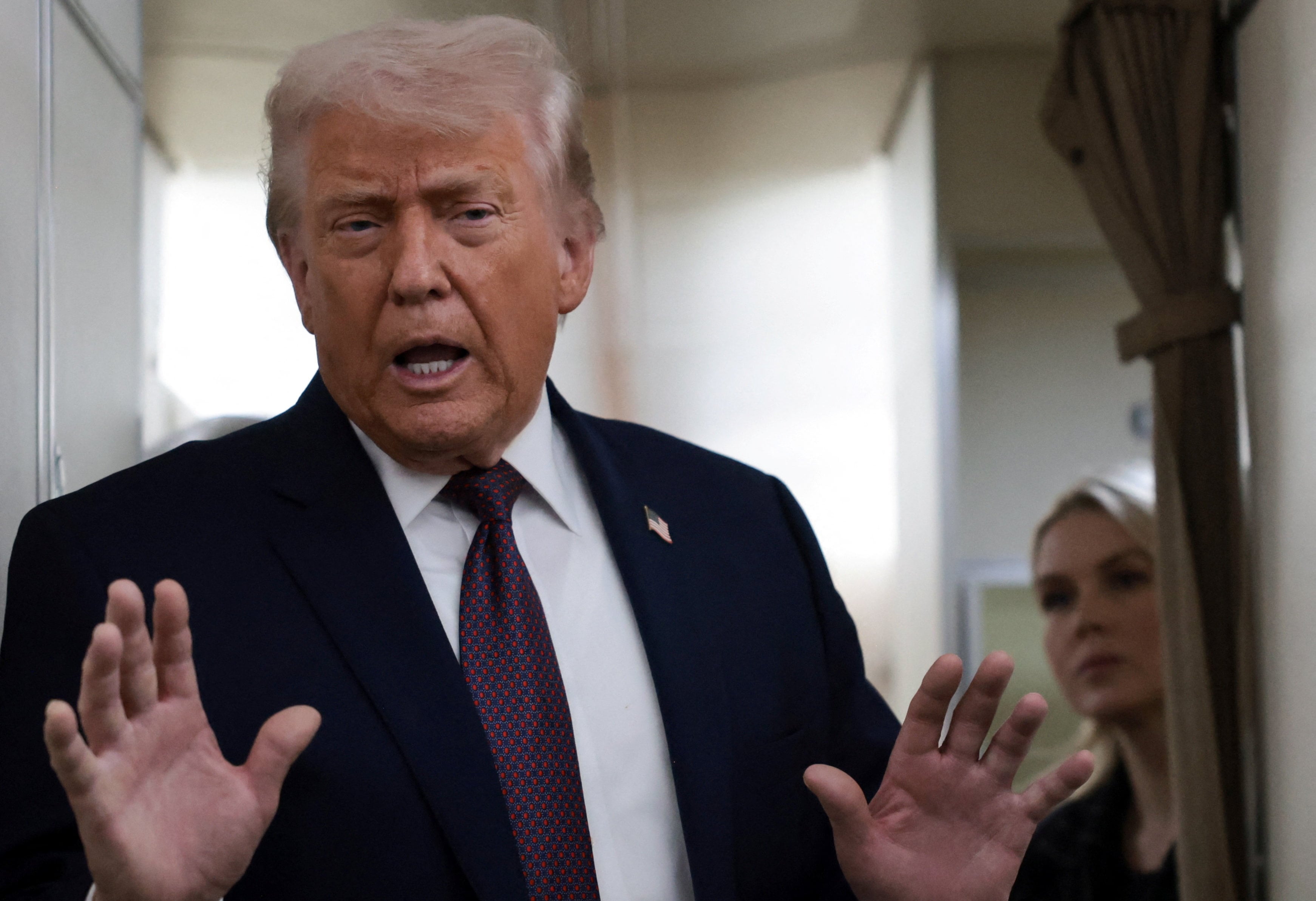 Donald Trump, en diálogo con periodistas en el Air Force One (REUTERS/Jonathan Ernst)
