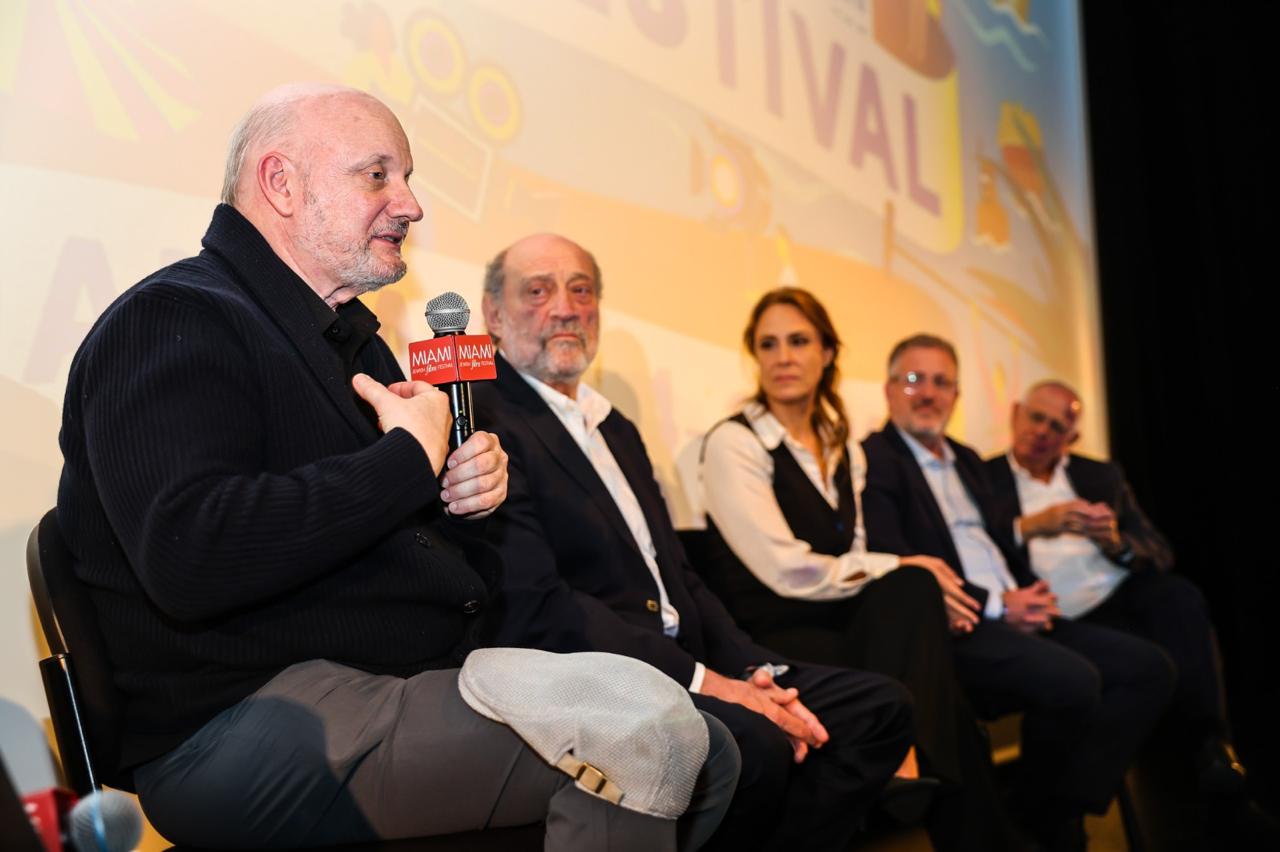 La proyección contó con la moderación del rabino Mario Rojzman y una reflexión de Campanella sobre el crecimiento del antisemitismo incluso en ciudades como Nueva York