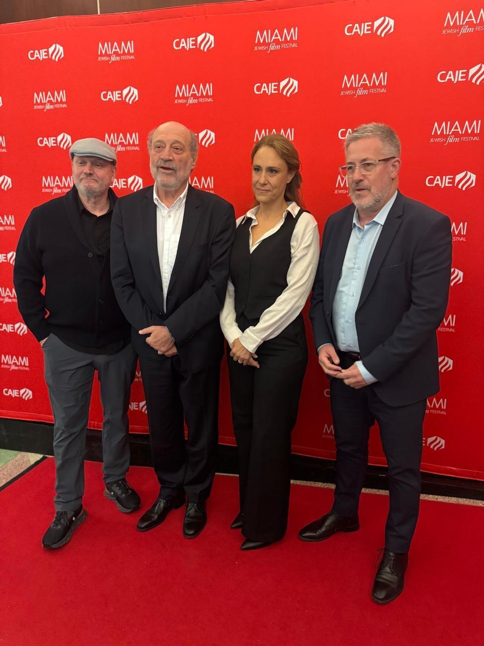 Alfredo Leuco, Mariana Bellini y Gabriel Ben Tasgal en el Festival de Miami junto al director de cine Juan José Campanella