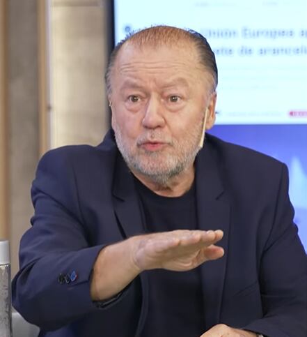 “No es una obra americana sino canadiense y no es música country. Que no la vio nadie no es correcto: la vieron más de 100 mil personas a sala llena en varias temporadas en Argentina y en España (siempre con elenco y equipo argentino)”, aseguró, Enrique Piñeyro desde su cuenta de X 