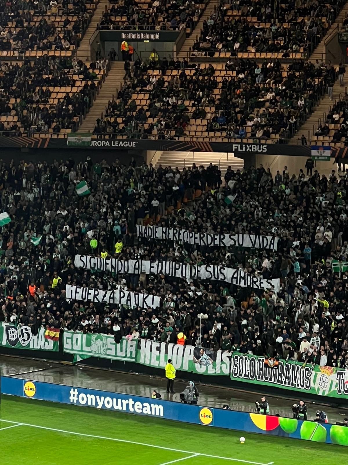 Las banderas que desplegaron los hinchas del Betis (@RealBetis)