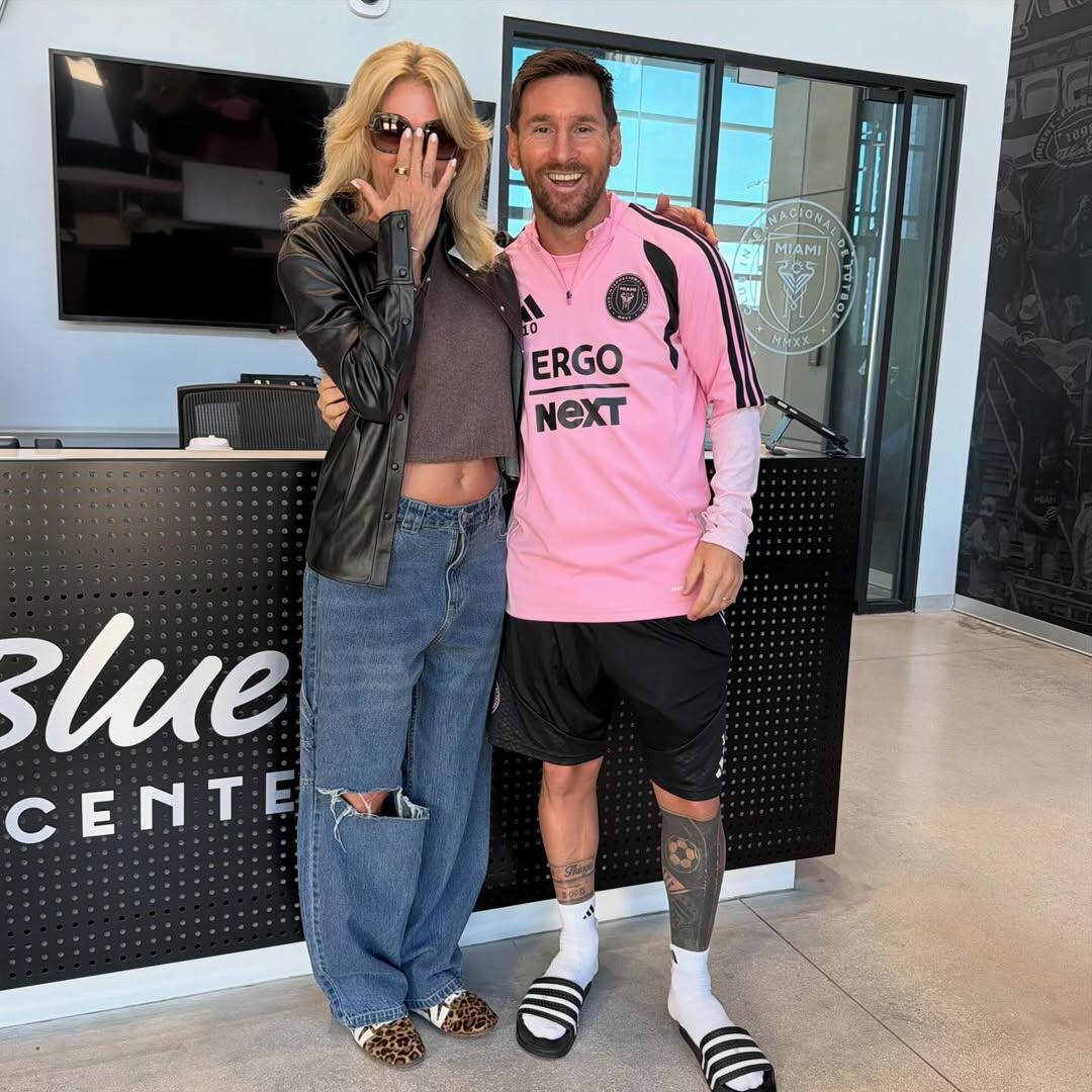 Lionel Messi eligió un look informal para recibir a la pareja en Fort Lauderdale, reflejando su faceta más relajada fuera de las canchas