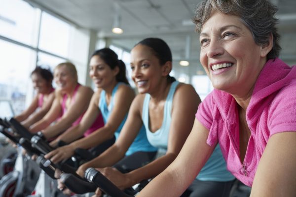 El entrenamiento de fuerza y el HIIT, claves para la salud femenina tras los 40