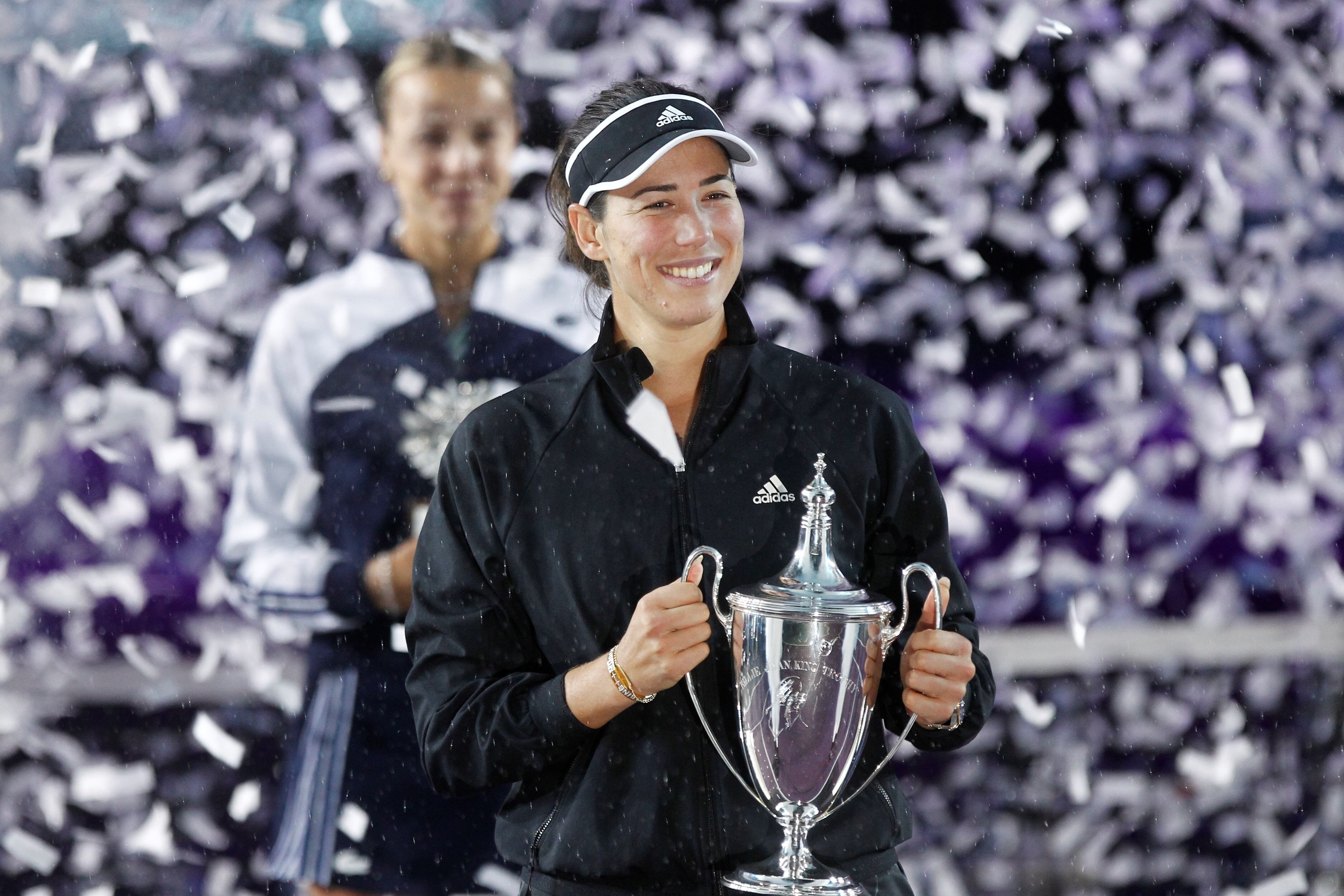 La española Garbiñe Muguruza celebra con el trofeo de campeona del torneo de la Akron WTA Finals, en Guadalajara (México) (EFE/Francisco Guasco)